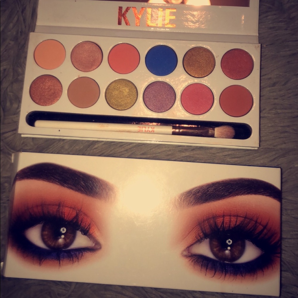 Kylie Cosmetics Royal Peach Eyeshadow Pallet